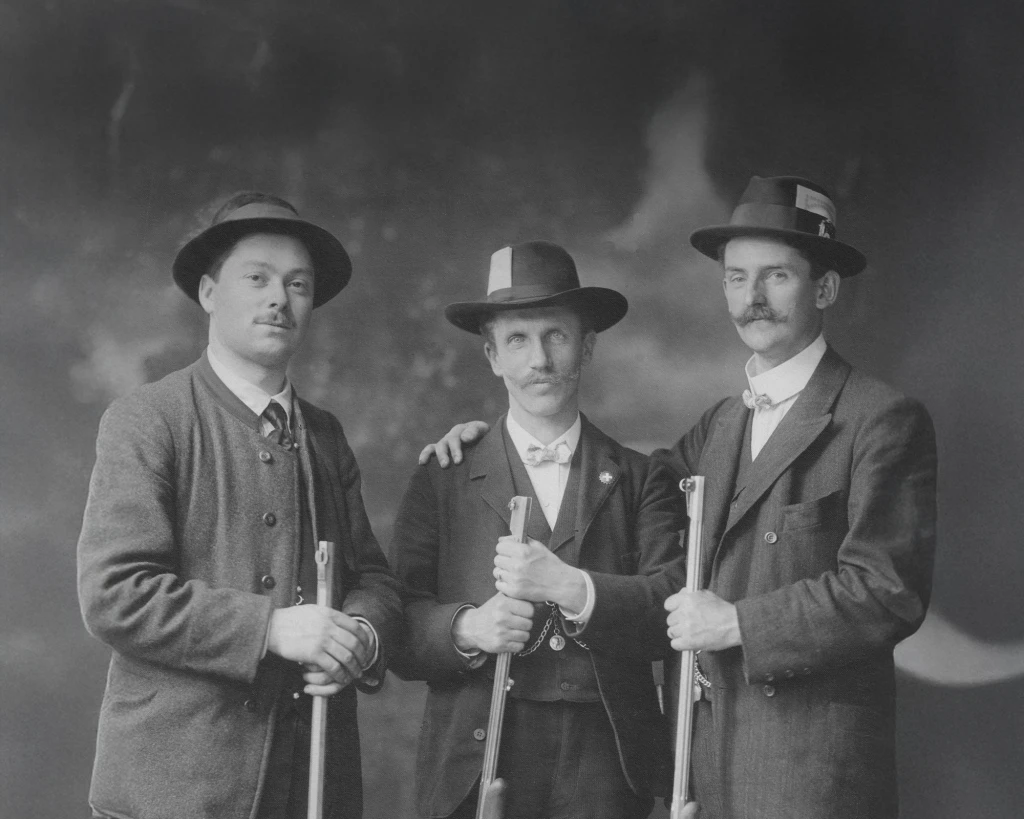 4_SMB_Drei-Schützen-Stähli,-Roderer-und-Unbekannt_High_Res_RETOUSCHIERT_mit-KI_website