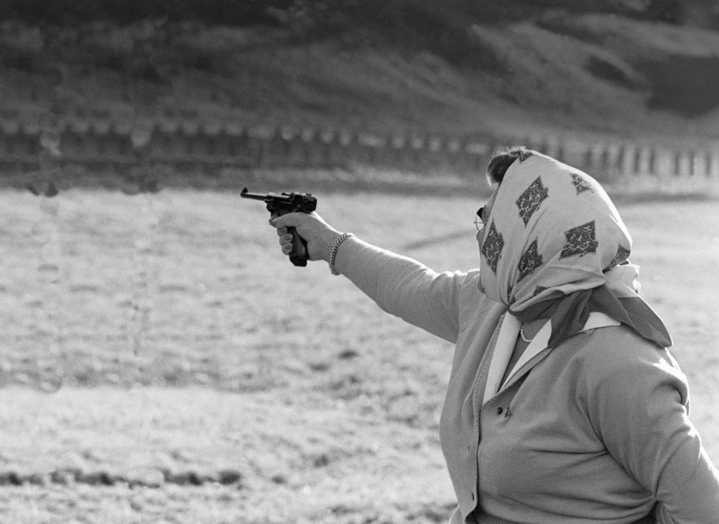 schützin-mit-kopftuch_retouschiert_breite-2300_mit-KI_website